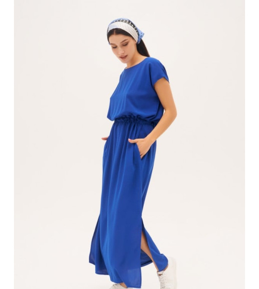 Синя сукня з фігурним вирізом на спинці