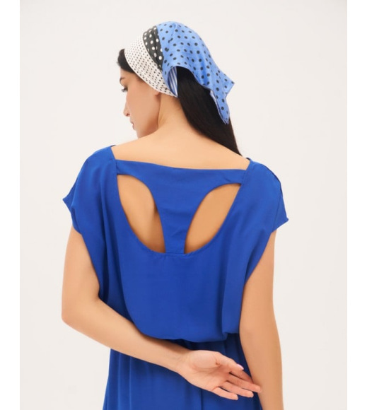 Синее платье с фигурным вырезом на спинке