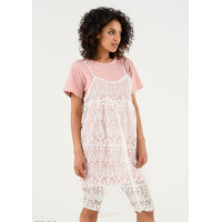 Розовое платье-футболка с верхним кружевным сарафаном