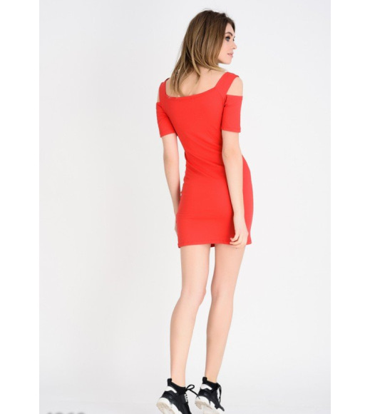 Красное короткое платье-футболка с вырезами на плечах и принтом