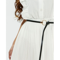 Біле плаття з плісировкою і рюшами