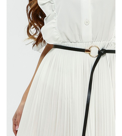 Белое платье с плиссировкой и рюшами