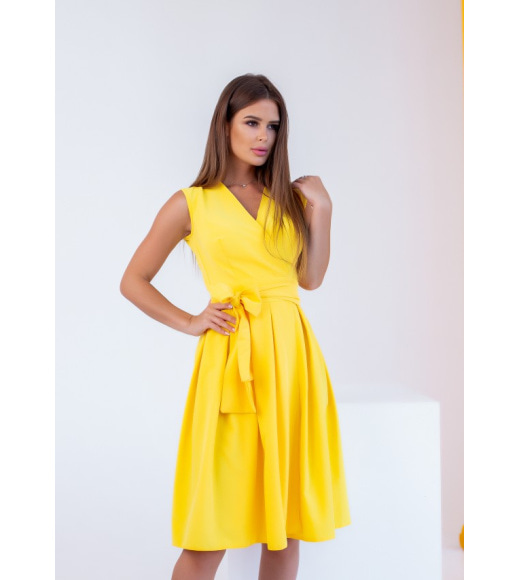 Желтое приталенное платье на запах