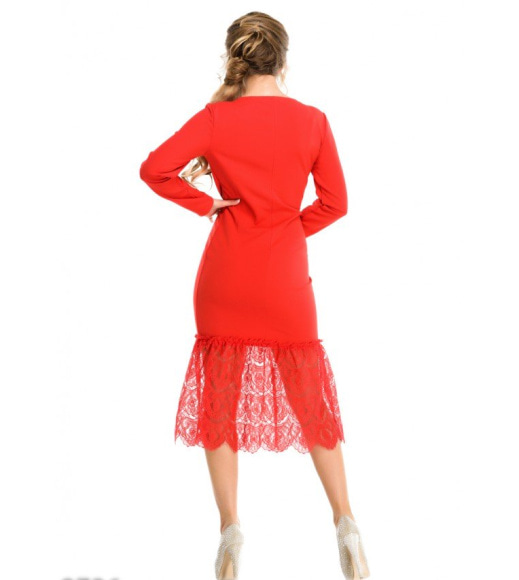 Красное вечернее платье с вырезом-лодочкой и подолом из легкого кружева