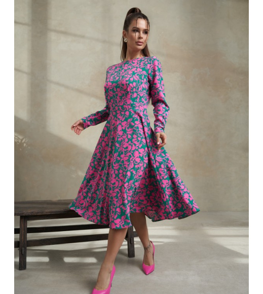 Зелено-розовое приталенное платье с цветочным принтом