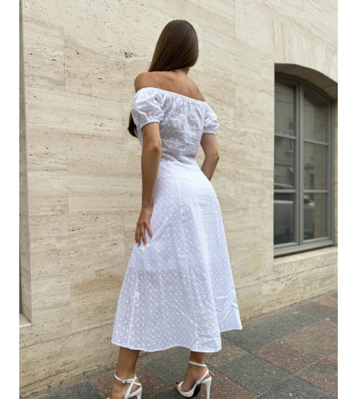 Белое платье из прошвы с боковым разрезом