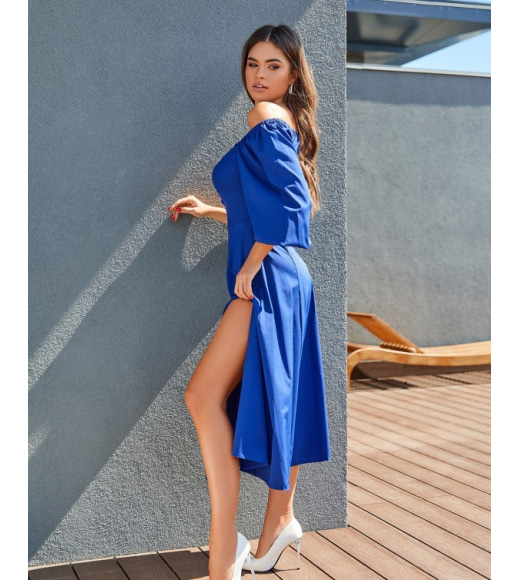 Синее платье с открытыми плечами