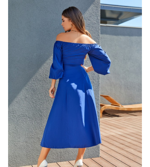 Синее платье с открытыми плечами