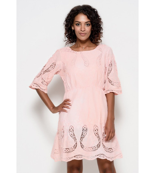 Коттоновое персиковое приталенное платье с кружевом и перфорацией