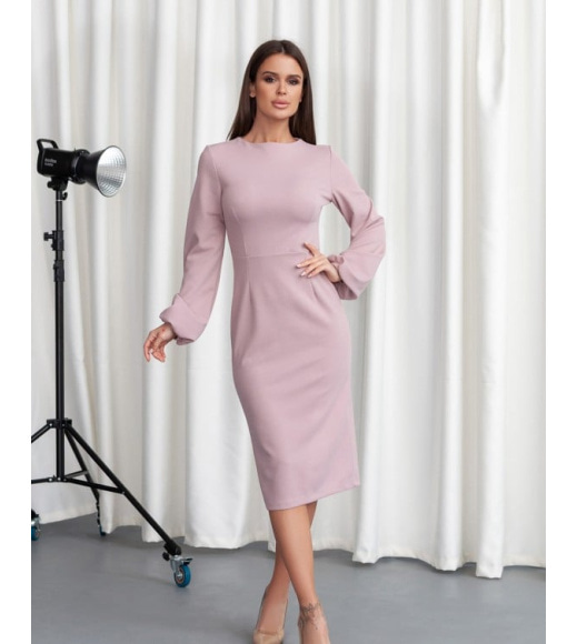 Світло-рожева облягаюча сукня міді довжини