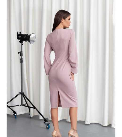 Светло-розовое облегающее платье миди длины