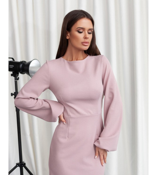 Светло-розовое облегающее платье миди длины