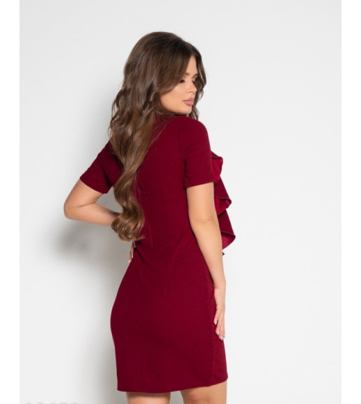 Бордовое платье-футляр с рюшами и драпировкой