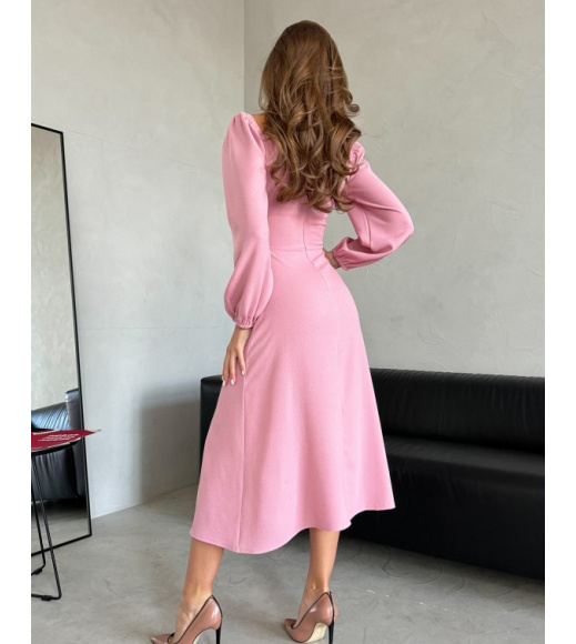 Розовое приталенное платье с разрезами