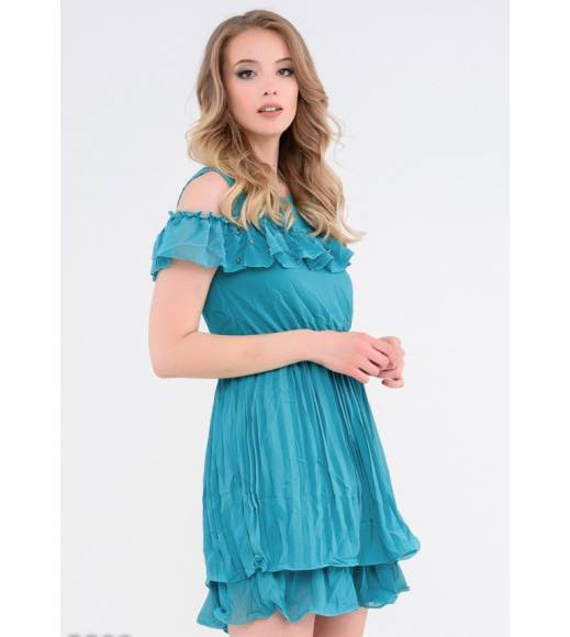 Синее приталенное многослойное платье с вырезами на плечах