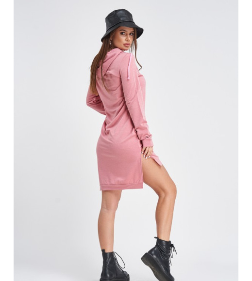 Розовое трикотажное асимметричное платье с капюшоном