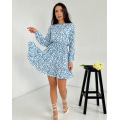 Голубое цветочное платье с воланом