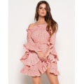 Розовое в горошек короткое платье с открытыми плечами