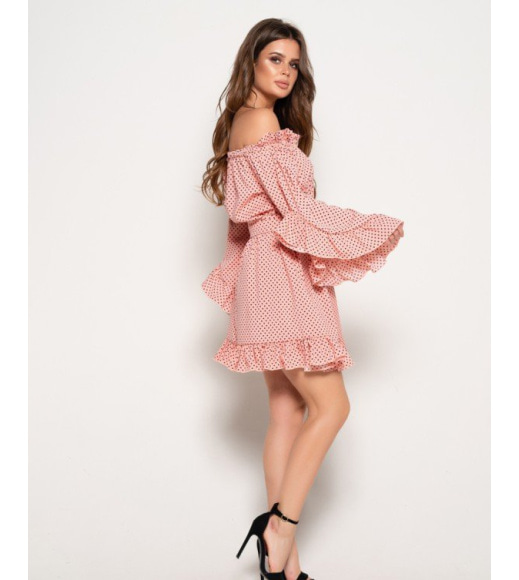 Розовое в горошек короткое платье с открытыми плечами