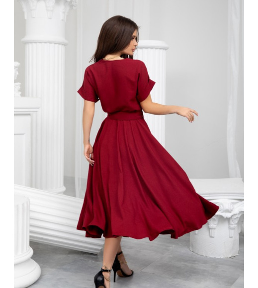Бордовое приталенное платье с короткими рукавами