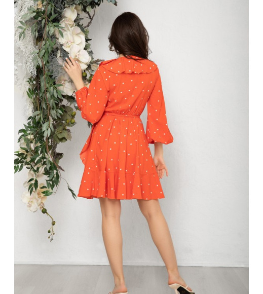 Оранжевое в горох платье на запах с воланами