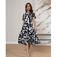 Черно-белое приталенное платье с короткими рукавами