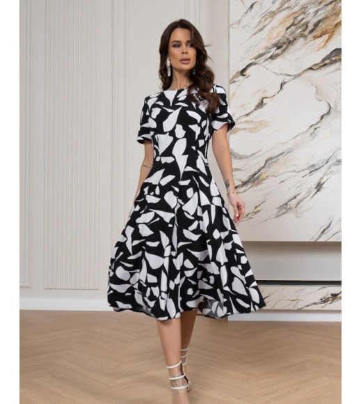 Черно-белое приталенное платье с короткими рукавами