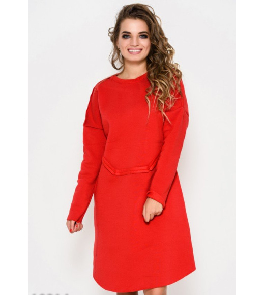 Красное утепленное свободное платье с длинными рукавами и швами наружу