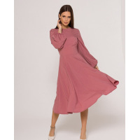 Темно-розовое расклешенное платье с длинными рукавами