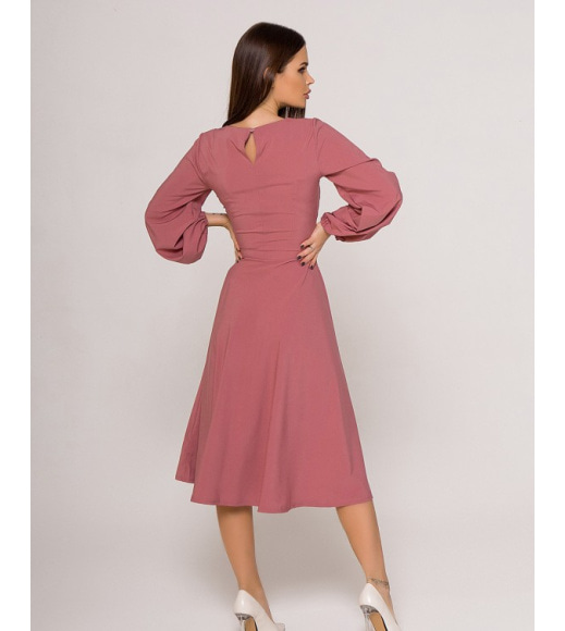 Темно-розовое расклешенное платье с длинными рукавами