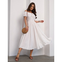 Льняное белое платье с открытыми плечами