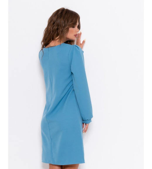 Голубое прямое платье с длинными рукавами