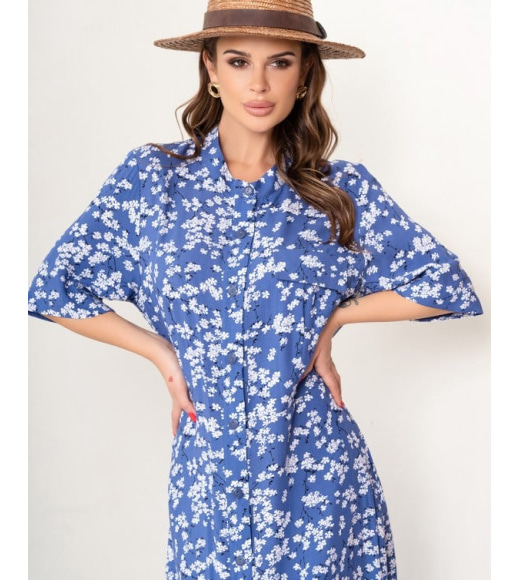 Голубое цветочное платье-рубашка с разрезами