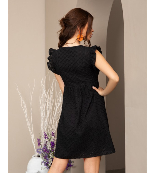 Черное коттоновое платье с перфорацией и рюшами