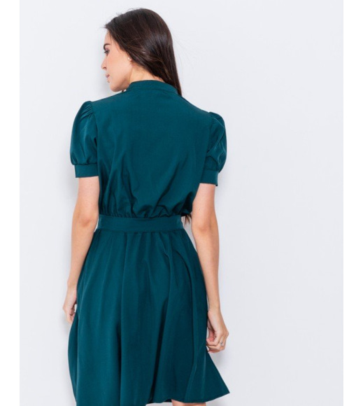 Зелена офісна сукня з коміром-стійкою
