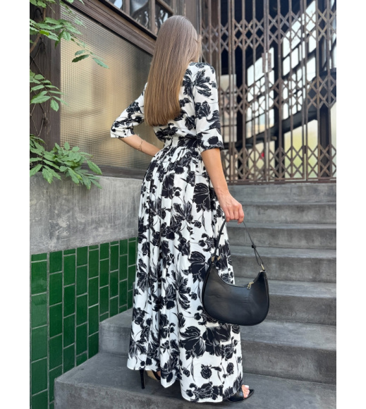 Принтованное длинное платье бело-черного цвета