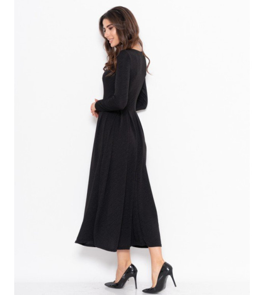 Черное фактурное длинное присборенное платье