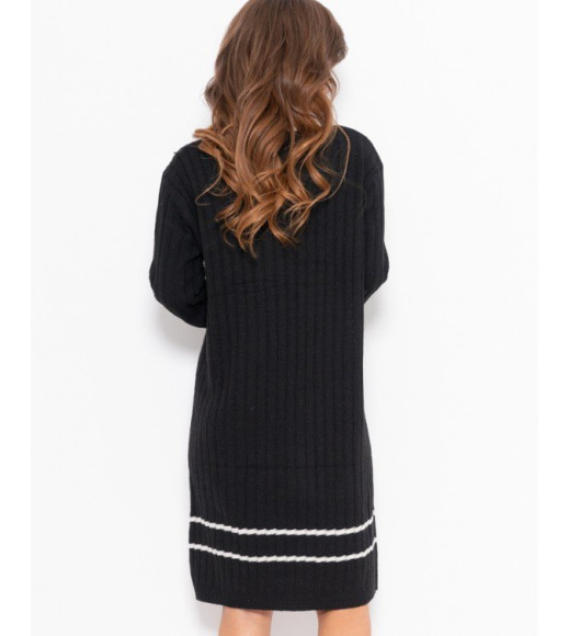 Черное вязаное платье с V-образной горловиной