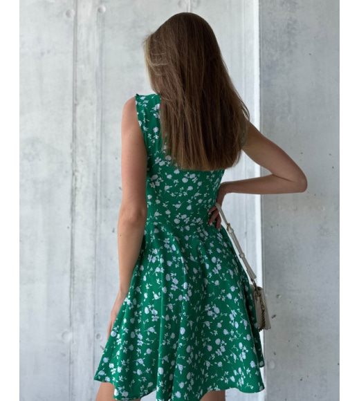 Зеленое короткое платье классического кроя