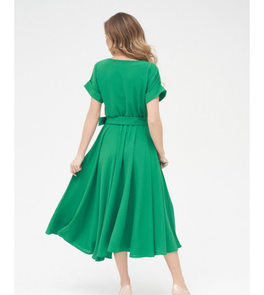 Зеленое классическое платье с расклешенным низом