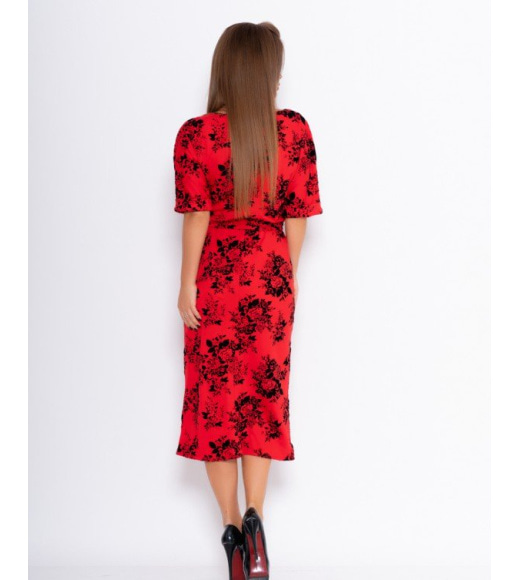 Красное платье с фактурными черными розами