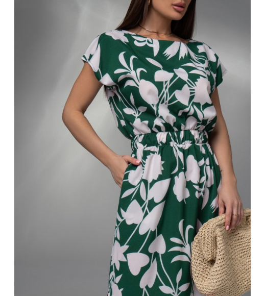 Зеленое длинное платье с разрезами