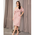 Розовое перфорированное платье с открытыми плечами