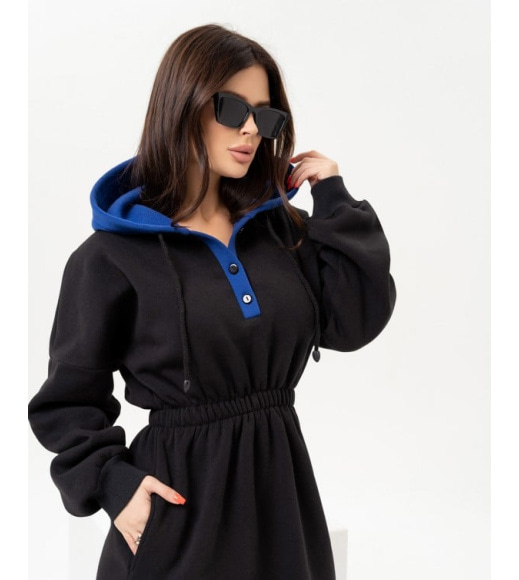 Черное теплое платье с синим капюшоном