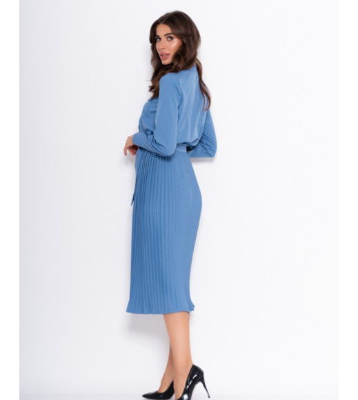 Голубое платье-рубашка с плиссированным низом