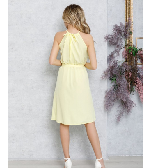 Желтое платье с запахом на юбке