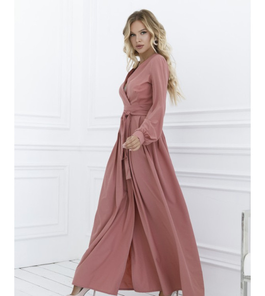 Розовое длинное платье кроя на запах