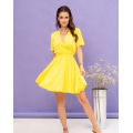 Желтое платье-халат с пышной юбкой