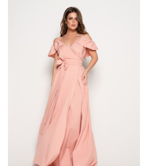 Персиковое длинное платье с открытыми плечами