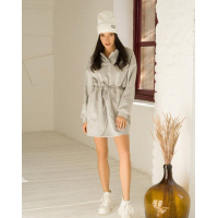 Серое замшевое платье с капюшоном и кулиской